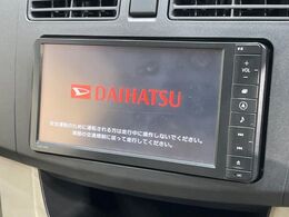 【純正ナビ】人気の純正ナビを装備しております。ナビの使いやすさはもちろん、オーディオ機能も充実！キャンプや旅行はもちろん、通勤や買い物など普段のドライブも楽しくなるはず♪