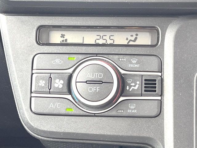【オートエアコン】一度お好みの温度に設定すれば、車内の温度を検知し風量や温度を自動で調整。暑い…寒い…と何度もスイッチ操作をする必要はありません。快適な車内空間には必須の機能ですね♪