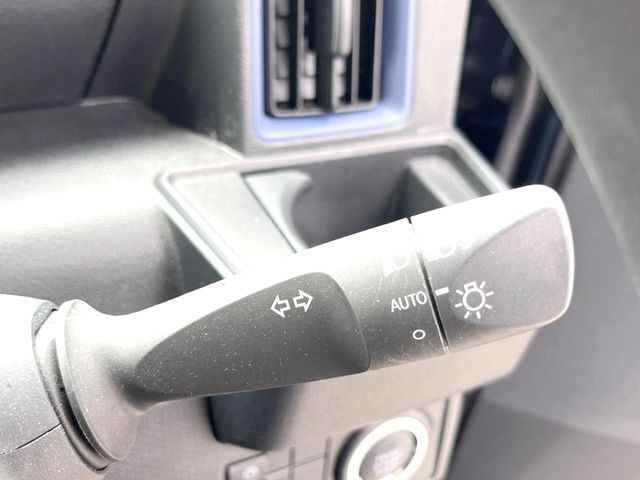 【オートライト】周りの明るさに応じて自動でヘッドライトの点灯・消灯ができる機能です！ライトの付け忘れ・消し忘れなどが無くなり、雨の日や夕方の走行も安心！トンネル通過時も便利ですね♪