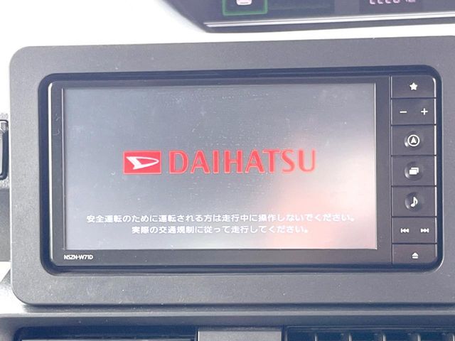 【純正ナビ】人気の純正ナビを装備しております。ナビの使いやすさはもちろん、オーディオ機能も充実！キャンプや旅行はもちろん、通勤や買い物など普段のドライブも楽しくなるはず♪