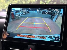 【バックカメラ】駐車時に後方がリアルタイム映像で確認できます。大型商業施設や立体駐車場での駐車時や、夜間のバック時に大活躍！運転スキルに関わらず、今や必須となった装備のひとつです！
