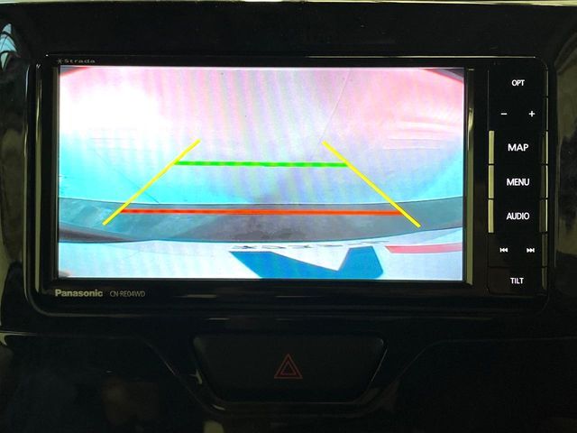 【バックカメラ】駐車時に後方がリアルタイム映像で確認できます。大型商業施設や立体駐車場での駐車時や、夜間のバック時に大活躍！運転スキルに関わらず、今や必須となった装備のひとつです！