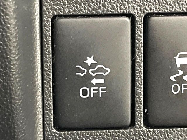 【スマートアシスト】走行中に前方の車両等を認識し、衝突しそうな時は警報とブレーキで衝突回避と被害軽減をアシスト。より安全にドライブをお楽しみいただけます。