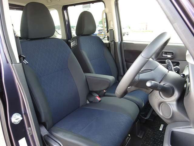 【運転席】最適なドライビングポジションで操作性を向上！長時間運転の疲れを軽減します。