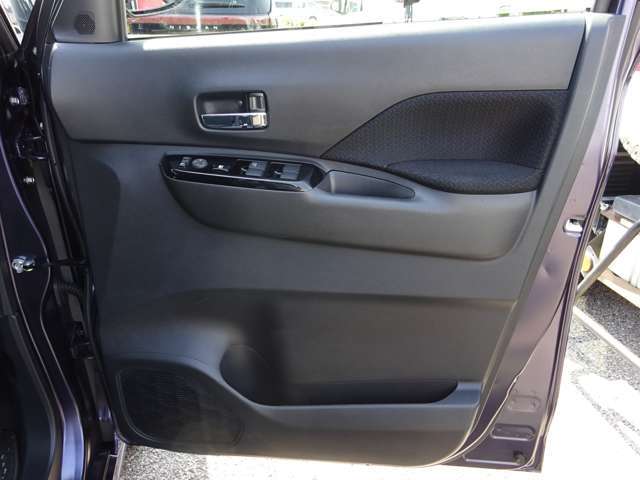 ◇運転席扉　内側部分になります◇【パワーウィンドウ】窓の開け閉め楽々！少し換気したいな～なんて時にササッと操作できますね♪