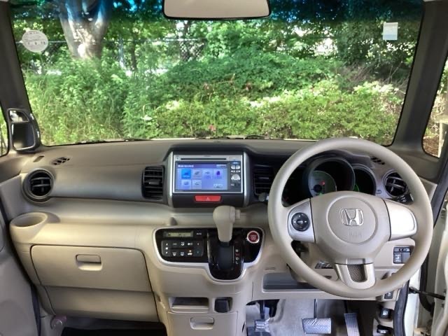 フロントガラスが大きく、ワイドな視界で運転もしやすくなるように、設計されています。