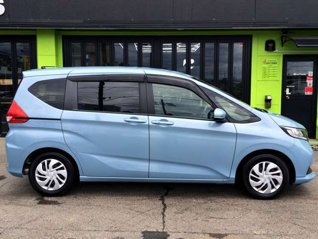 両側パワースライドドアなので、狭い場所や、坂道停車時にも力不要の、ワンタッチ電動開閉なので、乗り降り楽々です！　日差しの強い日などにあると便利な、リア5面プライバシーガラス完備しております！