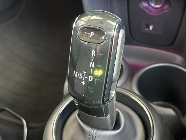 ●MTモード付きAT：通常は自動でおこなわれる変速（ギアチェンジ）をドライバーの操作によって意図的に変えられるシステムです。より一層普段のドライブをお楽しみいただけます！