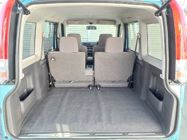 大きく開くテールゲートは、荷物の積み下ろしも楽々行えます。