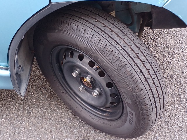145R12タイヤの残り溝は約5分山です。