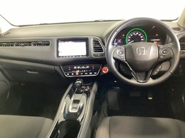 車内は光触媒抗菌消臭施工済です。インパネ周りはスタイリッシュなデザインで機能や装備も充実しています。グローブボックスやカップホルダーのほかにトレーなどたくさんの収納スペースが付いています。