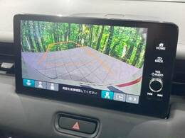 【バックカメラ】駐車時に後方がリアルタイム映像で確認できます。大型商業施設や立体駐車場での駐車時や、夜間のバック時に大活躍！運転スキルに関わらず、今や必須となった装備のひとつです！