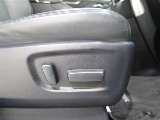 前席はパワーシートで位置調整もらくらくです。