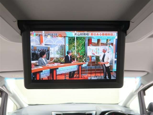 後席モニター付きでロングドライブも快適です。