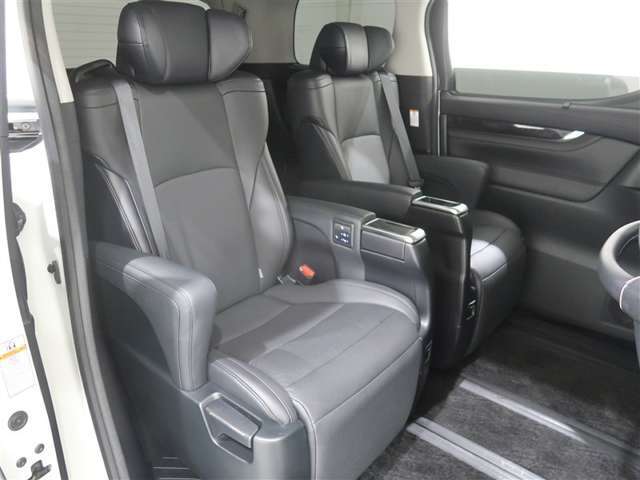 セカンドシートはキャプテンシートでゆったりくつろげます。