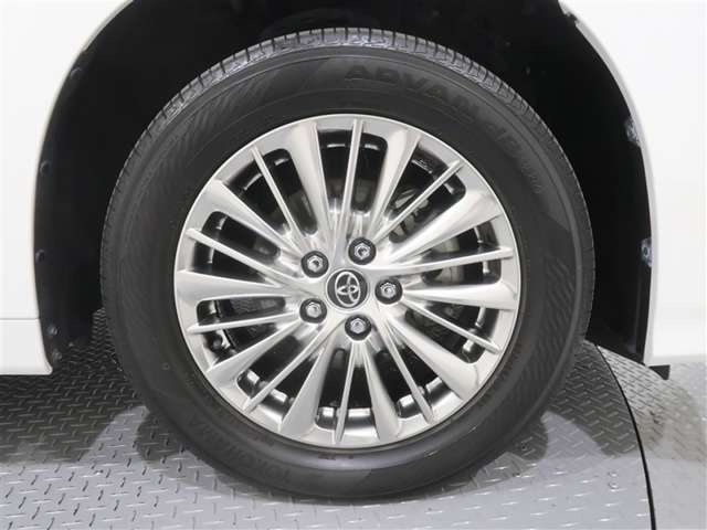純正アルミホイールが似合ってます。タイヤサイズは235/55R17　です。