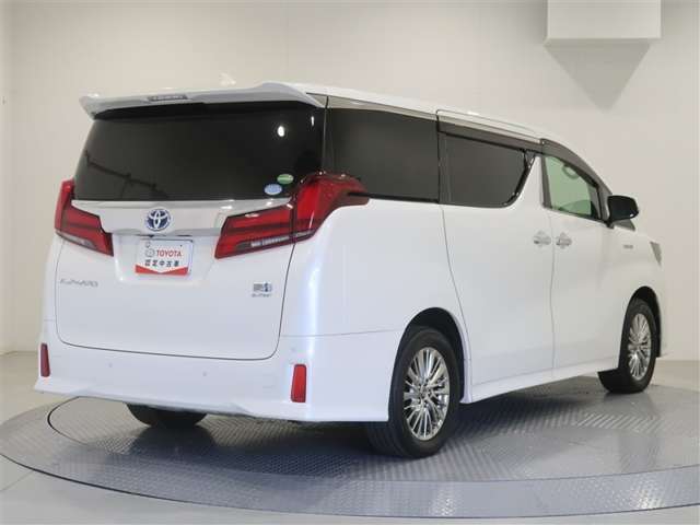 大きく開くバックドアは荷物の積み下ろしが楽です。