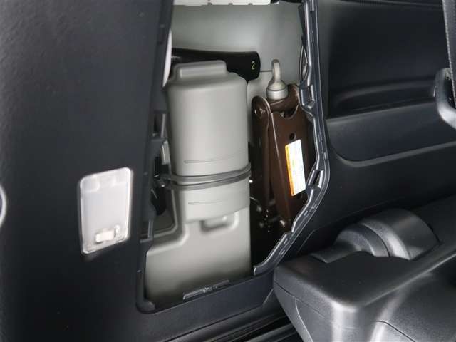 ラゲッジスペース左端にパンク修理キットを搭載しております。