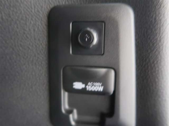 センターコンソール後ろ、ラゲッジスペースに100V/1500Wの給電コンセントがあります。