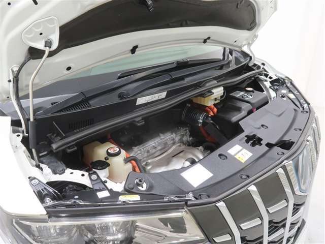 エンジンルームも念入りにクリーニング。