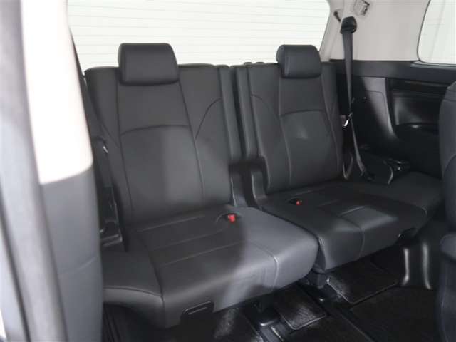 サードシートスペースも十分な広さを確保。