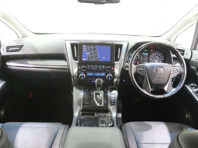 使いやすく運転しやすいレイアウトの運転席回り。