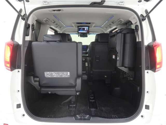 サードシートは分割跳ね上げ式で使い方いろいろできます。