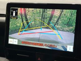 【バックカメラ】駐車時に後方がリアルタイム映像で確認できます。大型商業施設や立体駐車場での駐車時や、夜間のバック時に大活躍！運転スキルに関わらず、今や必須となった装備のひとつです！