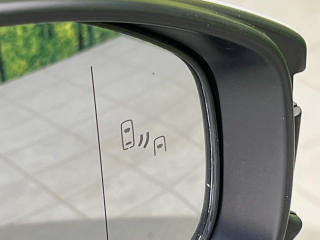 【ブラインドスポットモニター】走行中、ドアミラーの死角になりやすい箇所に後続車が接近するとサイドミラーのレンズに警告を表示！ドライバーに注意喚起をしてくれます。