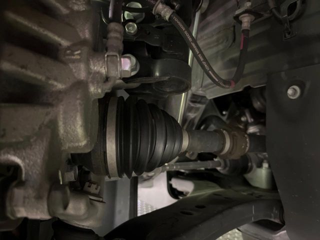お車を安心してお乗りいただく為には、足回りの定期点検が欠かせません。サービスサポート（有償保証）では無料点検もご提供しており、安心のカーライフをお過ごしいただけるサポート体制が整っています。