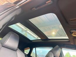 【調光パノラマルーフ】車内の解放感が一気に上がる大型パノラマルーフに調光機能がプラス！日差しが強い時、シェードを閉めなくてもガラスの透明度を調整することで心地よい明るさに♪