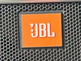 【JBLサウンドシステム】メーカーオプションの高品位サウンドシステムを搭載。専用のチューニングが施された大小様々なスピーカーから良質なサウンドが奏でられ、臨場感あふれる音響空間を演出します。