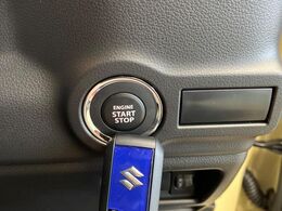 【キーレススタートシステム】カバンやポケットに入れたままでもドアの施錠・解錠が可能なスマートキーを装備。エンジンのオン・オフ時もカギを取り出す必要が無いからとっても便利です♪
