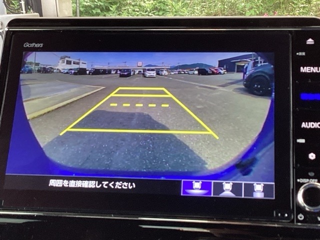 ガイド線表示機能付きのバックカメラで、バックでの車庫入れも安心です。