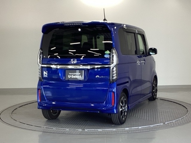 プライバシーガラスが装備されています。外を見るときには気にならずに、後方車両からは車内が見えにくい設計です。