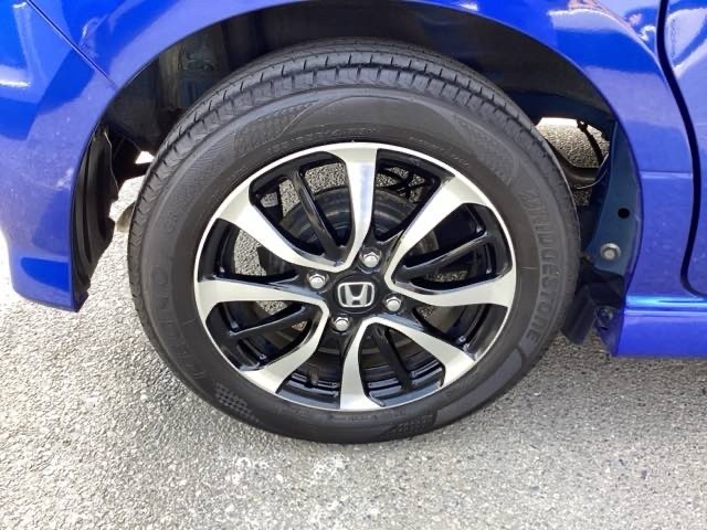 純正アルミホイールです。足元が引き立つので、車全体のイメージがアップしますよ！