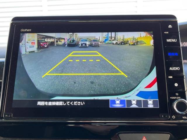 【バックカメラ】駐車時に後方がリアルタイム映像で確認できます。大型商業施設や立体駐車場での駐車時や、夜間のバック時に大活躍！運転スキルに関わらず、今や必須となった装備のひとつです！