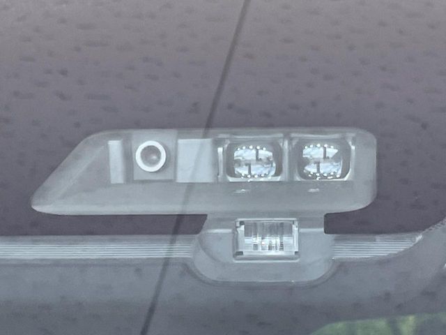 【三菱e-Assist】走行中に前方の車両等を認識し、衝突しそうな時は警報とブレーキで衝突回避と被害軽減をアシスト。より安全にドライブをお楽しみいただけます。