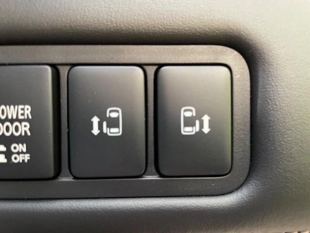 【両側パワースライドドア】スマートキーや運転席のスイッチで後席両側スライドドアの開閉が可能♪電動だから力を入れてドアを開ける必要が無く、小さなお子様でも簡単に開け閉めでき快適です♪
