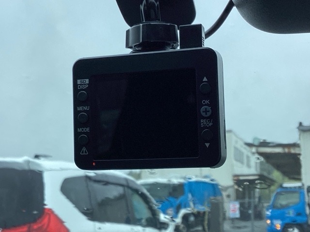 ドライブレコーダー付きです！！映像・音声などを記録する車載装置です。 もしもの事故の際の記録はもちろん、旅行の際の思い出としてドライブの映像を楽しむことができます！！