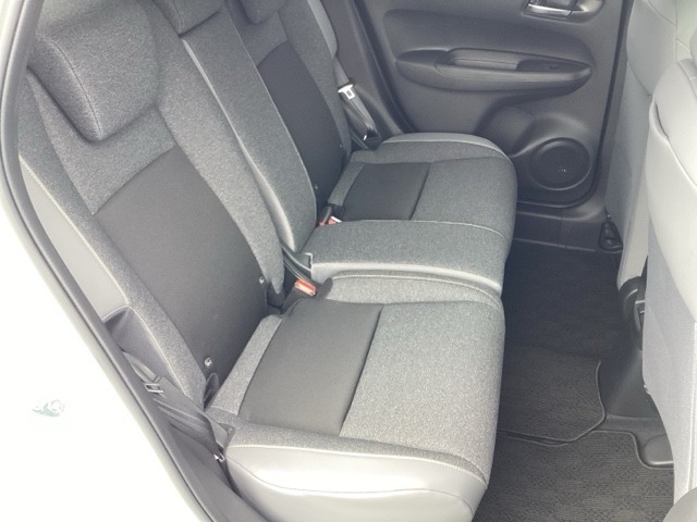 セカンドシートです！！ベンチシートになってますので、お二人の乗車ですとゆったり座って頂けますよ！！