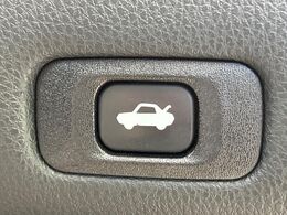 【パワーバックドア】スマートキーや運転席のボタンを押すだけでリアゲートが自動で開閉します！荷物を持っている時や、高い位置にあるバックドアを閉める際に便利な機能です♪