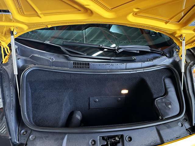 トランクはミッドシップ車に相応しく前輪側。