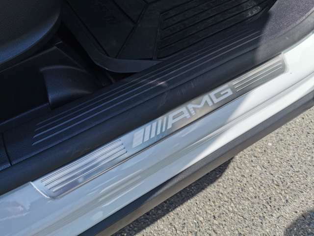 AMG専用の字光式スカッフプレートを装備しています。