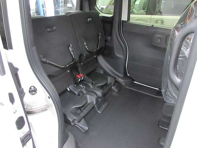 （リアシート跳ね上げ格納時）