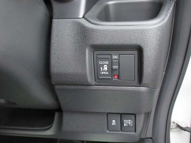 （パワースライドドア/右パワースライドドアはオプションになります）