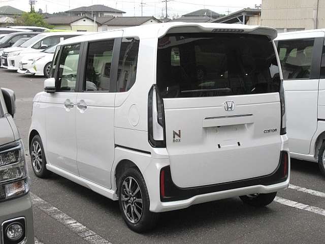 （新車/ご納期は1ヵ月～）NBOXカスタム☆　新車に8インチディスプレイオーディオ/フロアマット/ドアバイザーが付いてお買得☆　他グレードへの変更や、オプション内容の変更、お好きな車体色への変更もOK☆