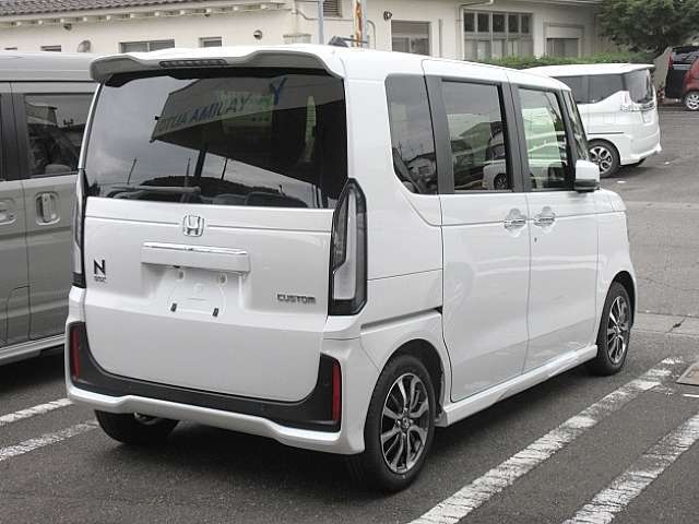 （新車/ご納期は1ヵ月～）NBOXカスタム☆　新車に8インチディスプレイオーディオ/フロアマット/ドアバイザーが付いてお買得☆　他グレードへの変更や、オプション内容の変更、お好きな車体色への変更もOK☆