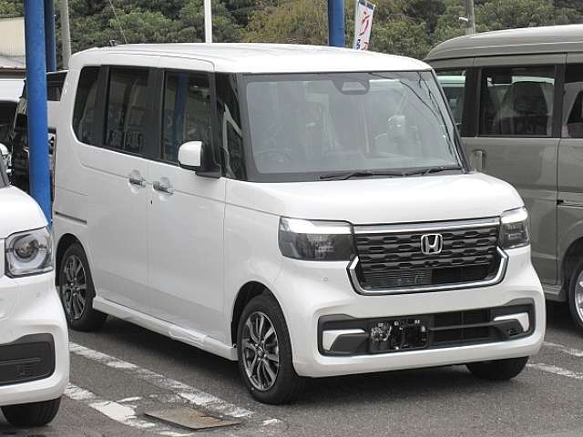 （新車/ご納期は1ヵ月～）NBOXカスタム☆　新車に8インチディスプレイオーディオ/フロアマット/ドアバイザーが付いてお買得☆　他グレードへの変更や、オプション内容の変更、お好きな車体色への変更もOK☆