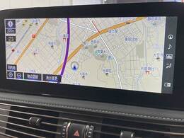 【純正ナビ】一体感のあるナビは、高級感ある車内を演出してくれます。Bluetooth再生などオーディオ機能も充実しておりますので、運転もより楽しめます♪